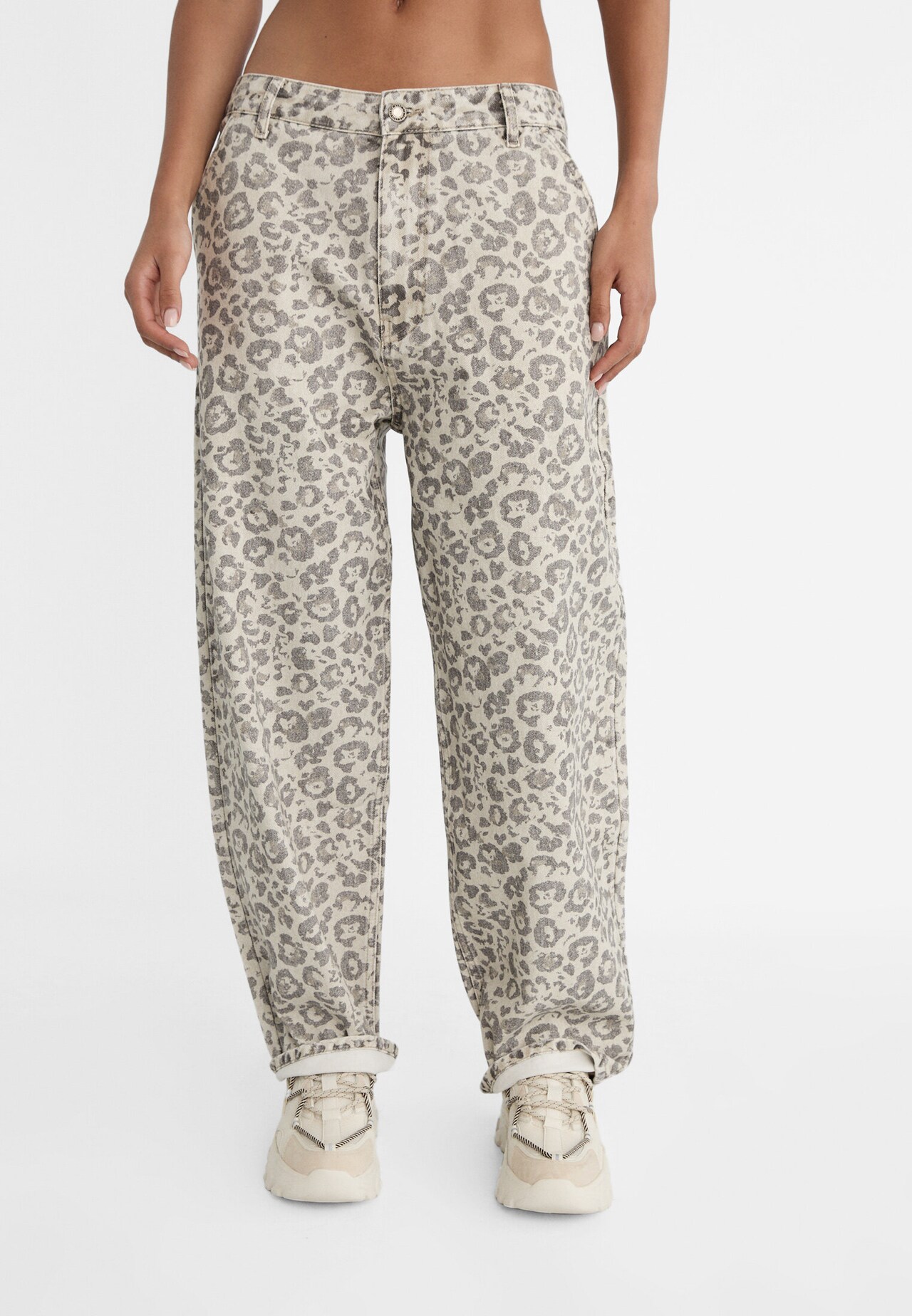 La fascinación continua por el leopardo en animal print y otras novedades de Stradivarius 5 Moncloa Alta demanda y escasez: El fenómeno de los pantalones de leopardo