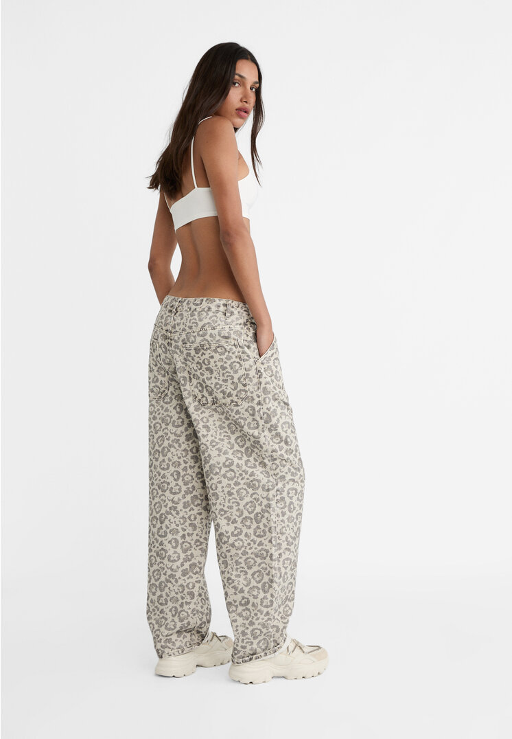 Stradivarius Leopard print surfer trousers  Caramel 8