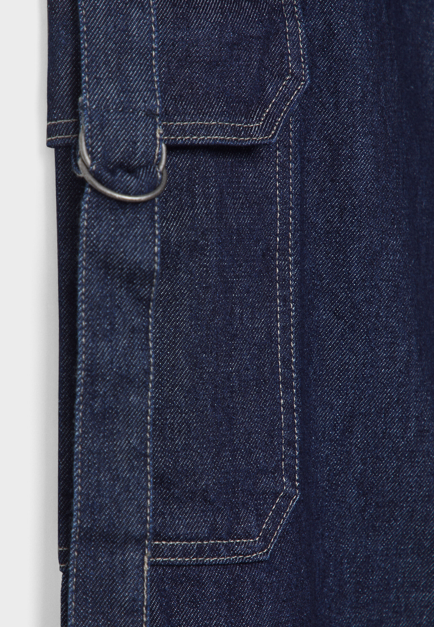 Blue jeans with outlet cargo pockets