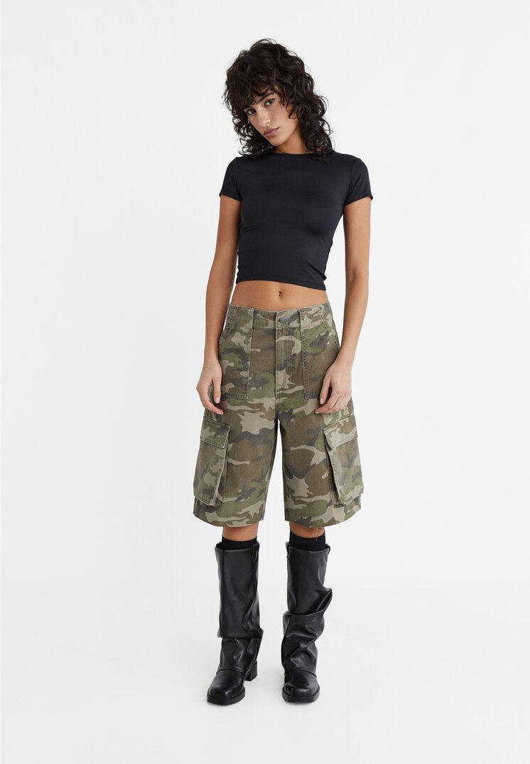 

Stradivarius Cargo-Bermudashorts mit Camouflage-Muster Khaki 38