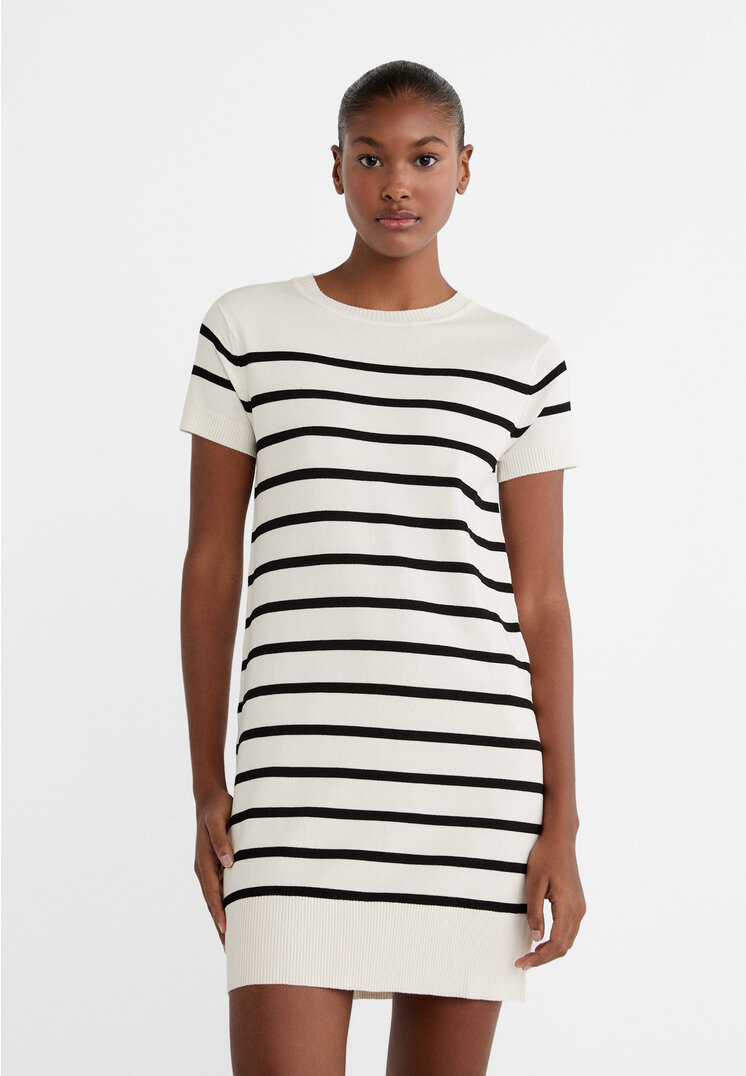 

Stradivarius Kurzes Strickkleid mit Streifen Ecru S