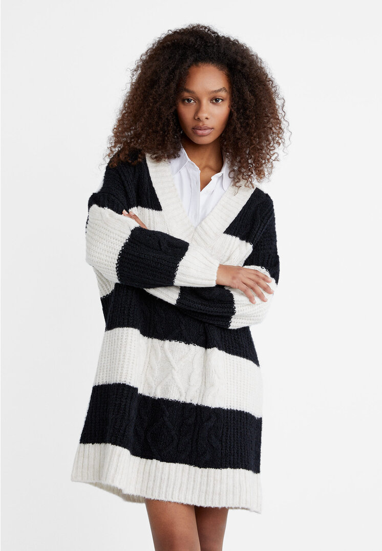

Stradivarius Strickkleid mit Zopfmuster und Streifen Schwarz XS
