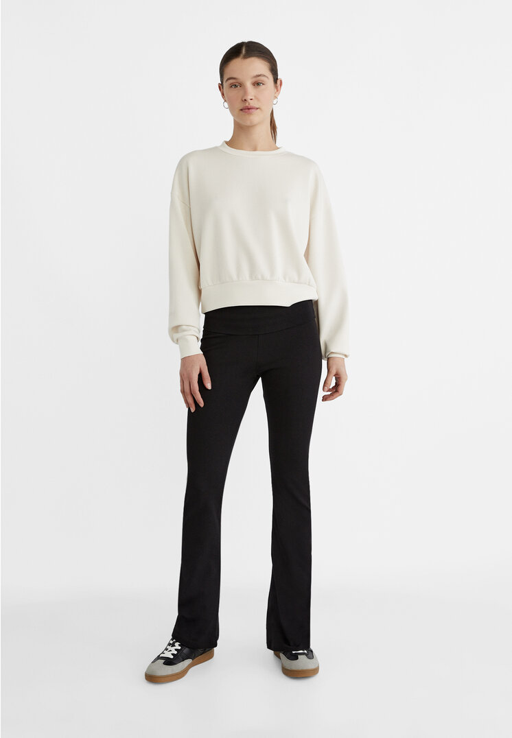 Stradivarius Legginsy z rozszerzanymi nogawkami Czarny M