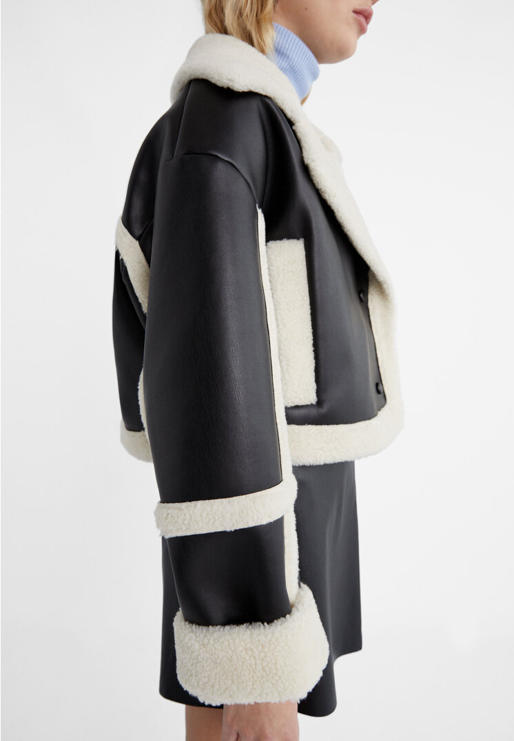

Stradivarius Doubleface-Cropped-Jacke in Wickeloptik Schwarz S