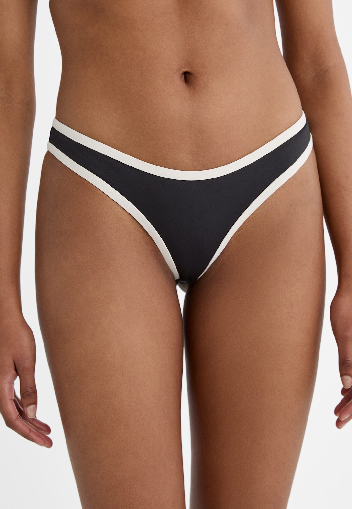 Contrast Brazilian bikini bottoms - Women's Bikinis & Swimwear | Stradivarius United Kingdom