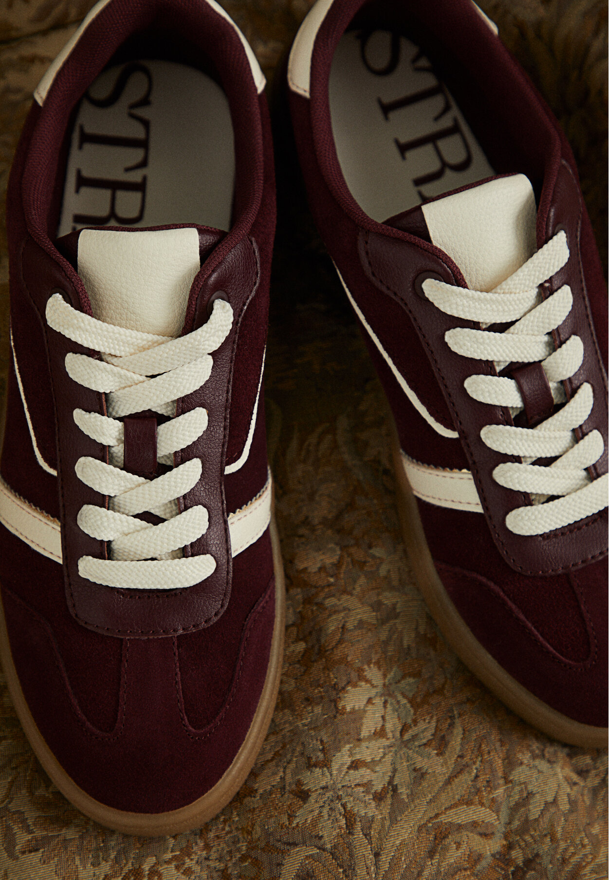 Zapatos blancos online stradivarius