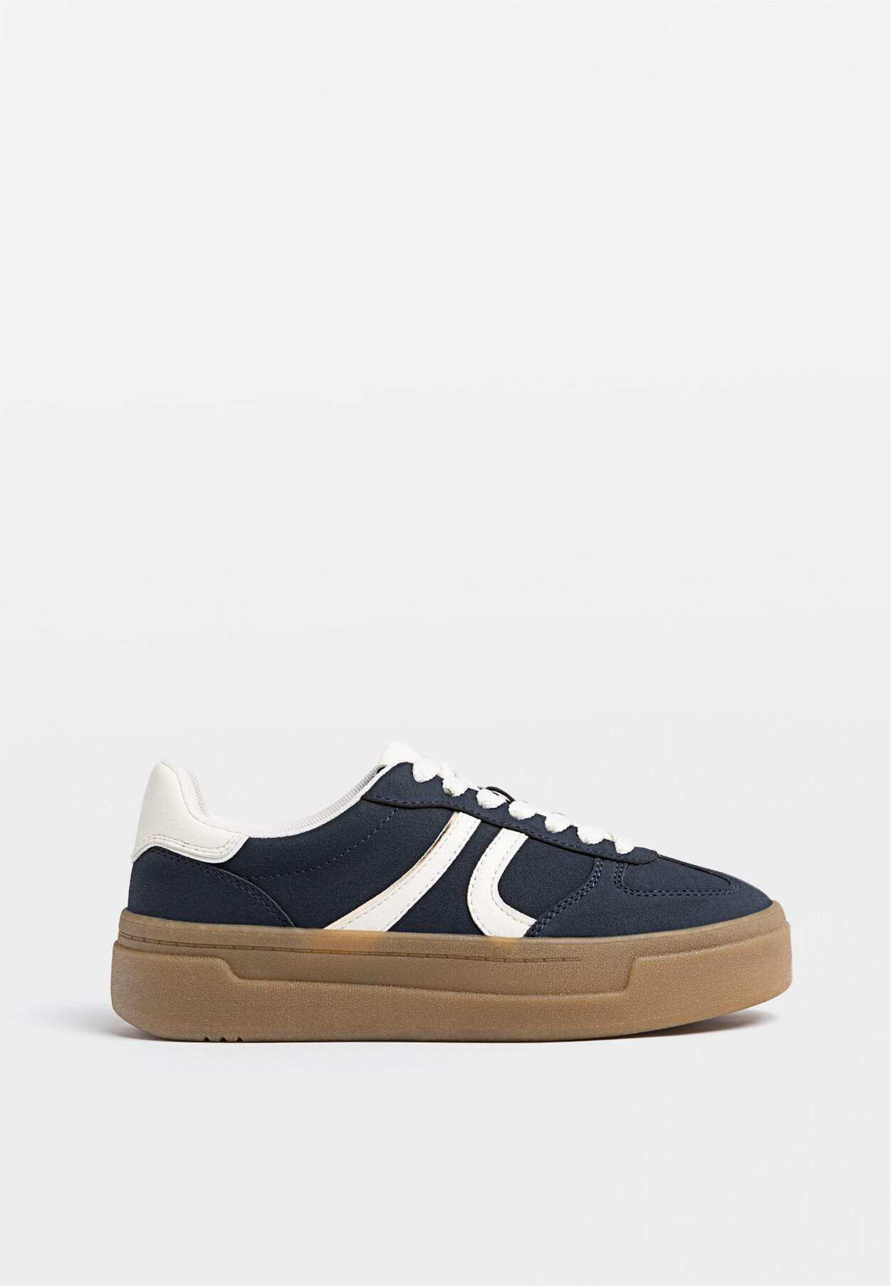 Zapatillas blancas deals plataforma stradivarius