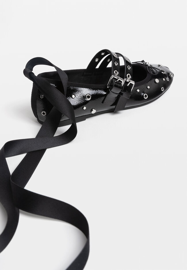 Stradivarius Ballet flats with studded straps  BLACK  8