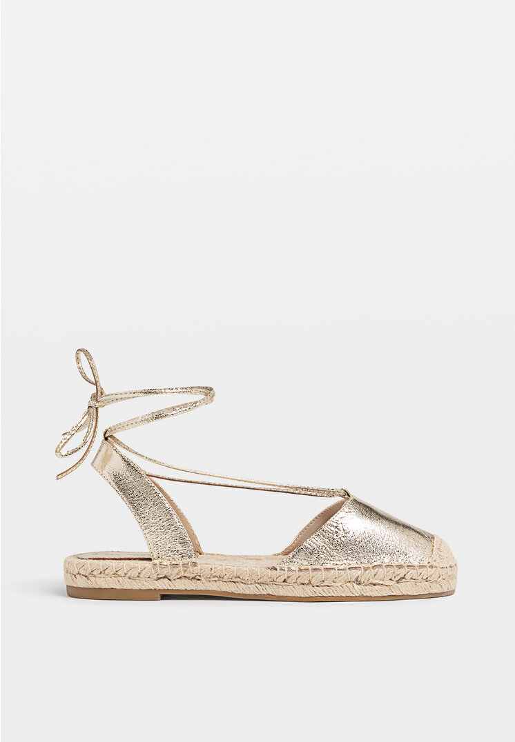 

Stradivarius Metaliczne wiązane espadryle ZŁOTY 37