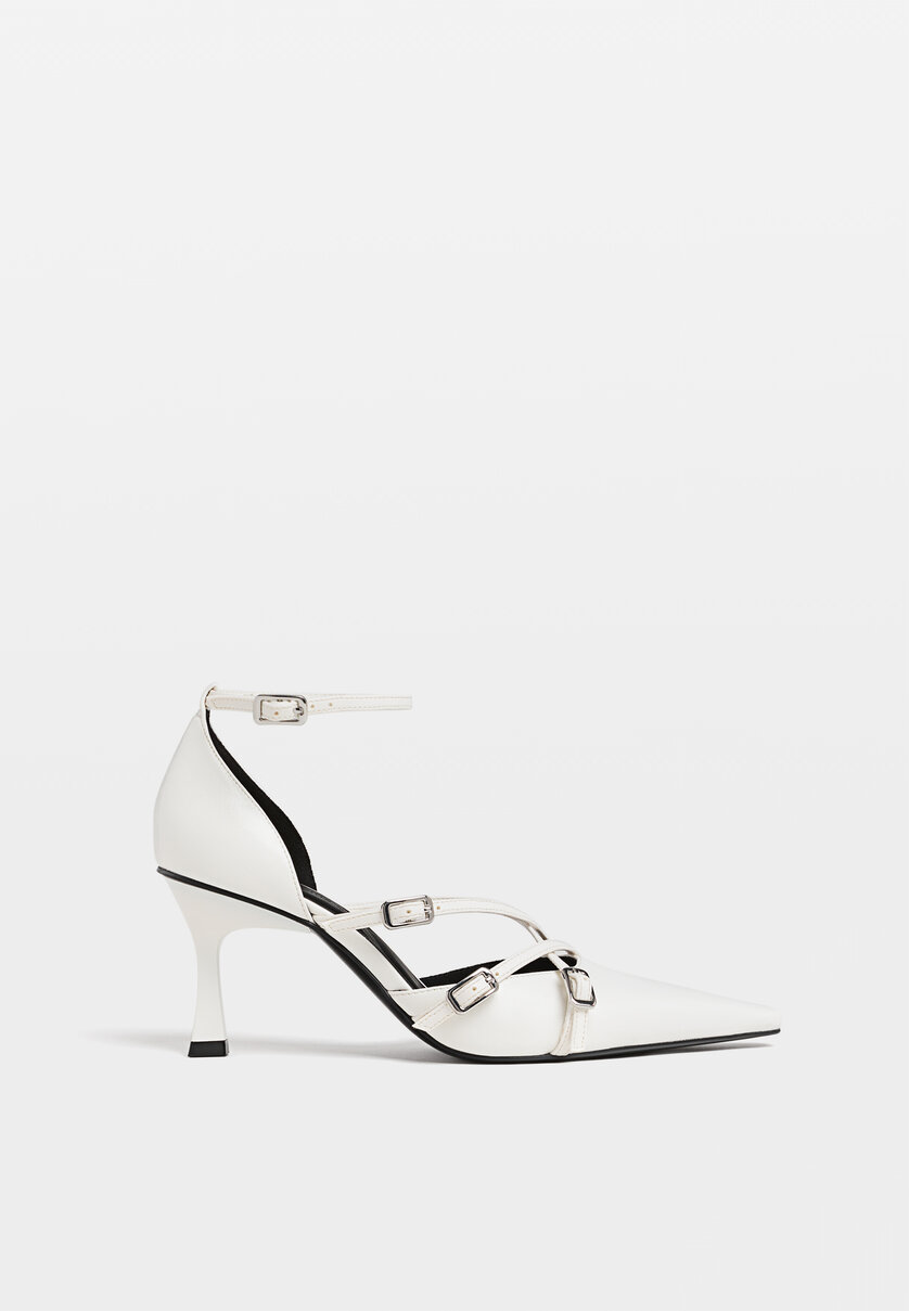 High-heel buckle shoes