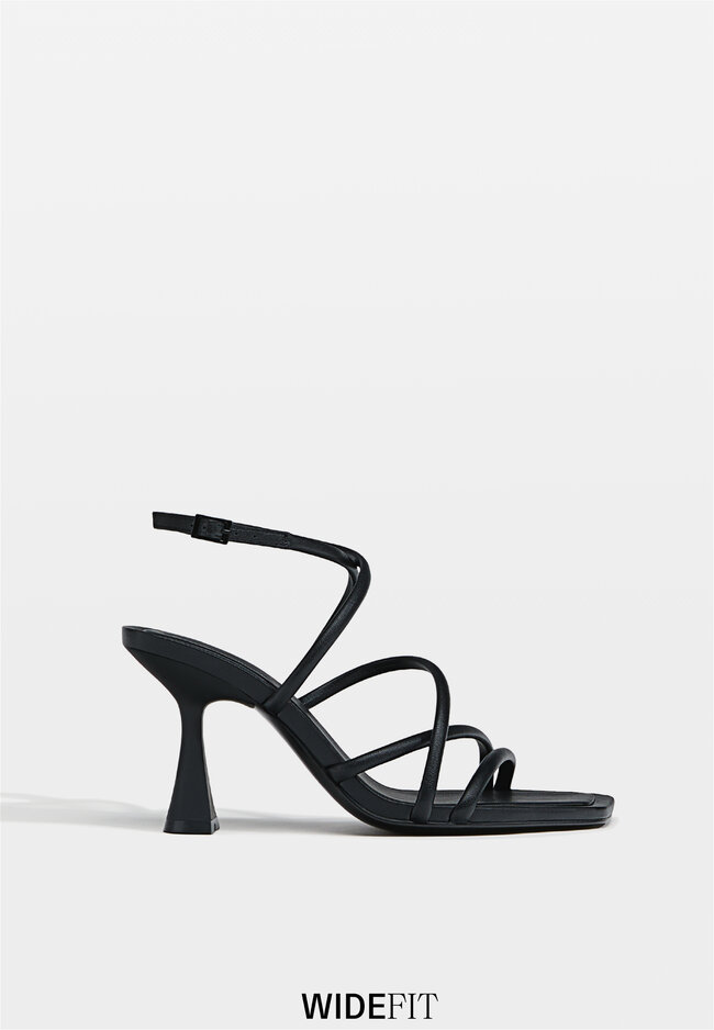 

Stradivarius WIDE FIT. Riemchensandalen mit Absatz SCHWARZ 36