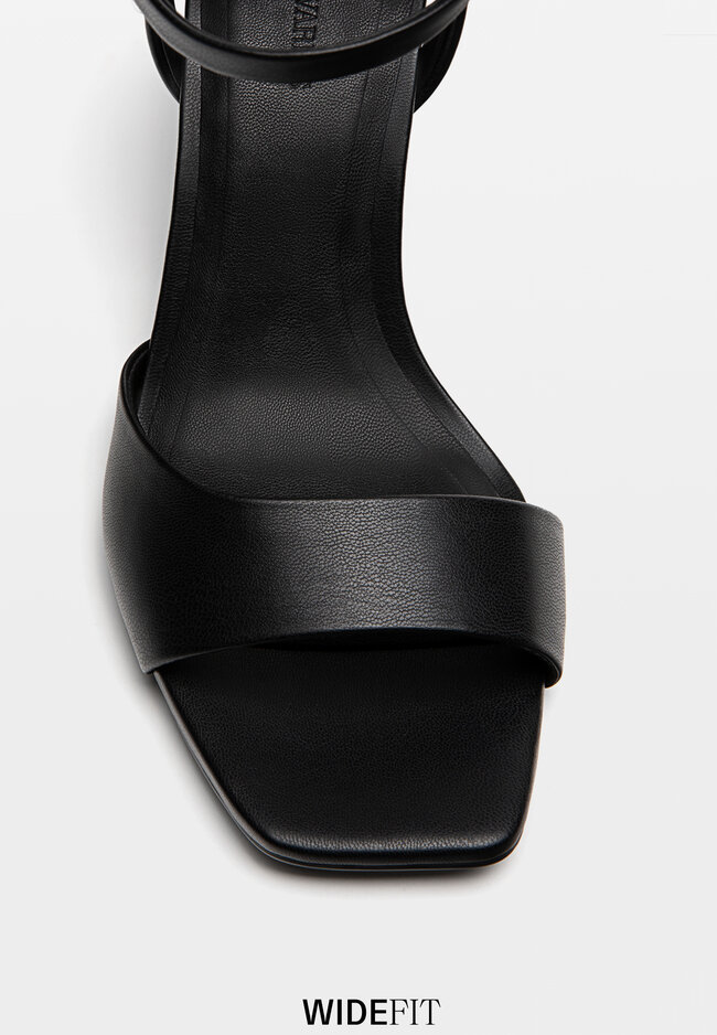 

Stradivarius Absatzsandalen mit gesteppten Riemchen SCHWARZ 36