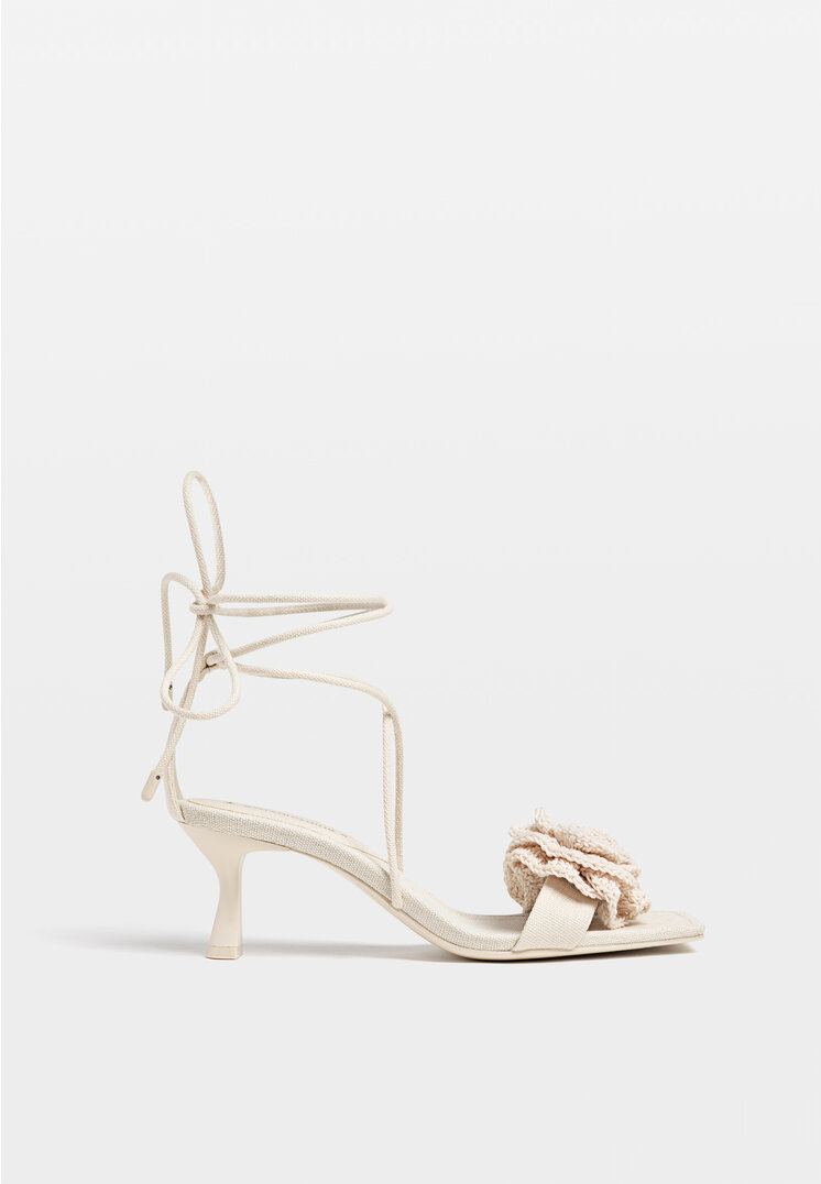 Stradivarius Sandale Cu Floare Ecru 39