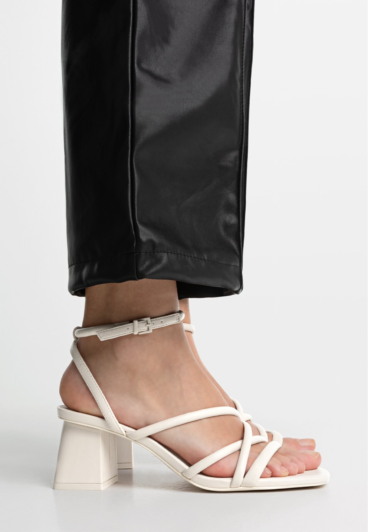 Sandalias vinilo deals stradivarius