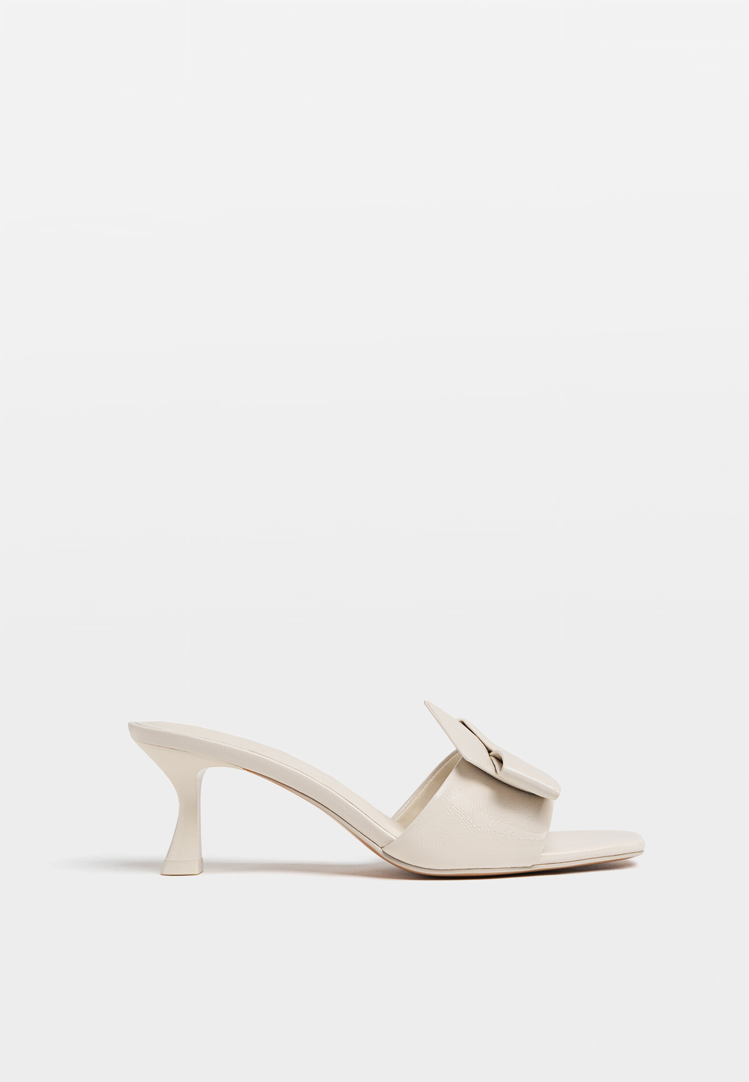 Zapato de mujer estilo pala.Detalle lazo en la puntera. Disponible en color beig. Tac n de 6 8 cm