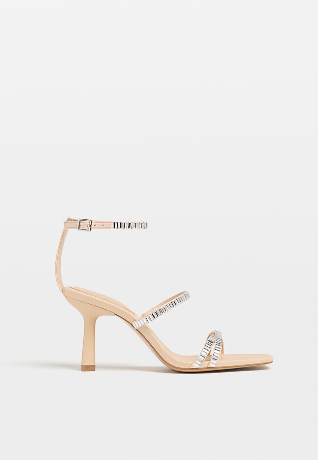 

Stradivarius Sandalen mit Absatz und Schmucksteinen an den Riemchen. BEIGE 39