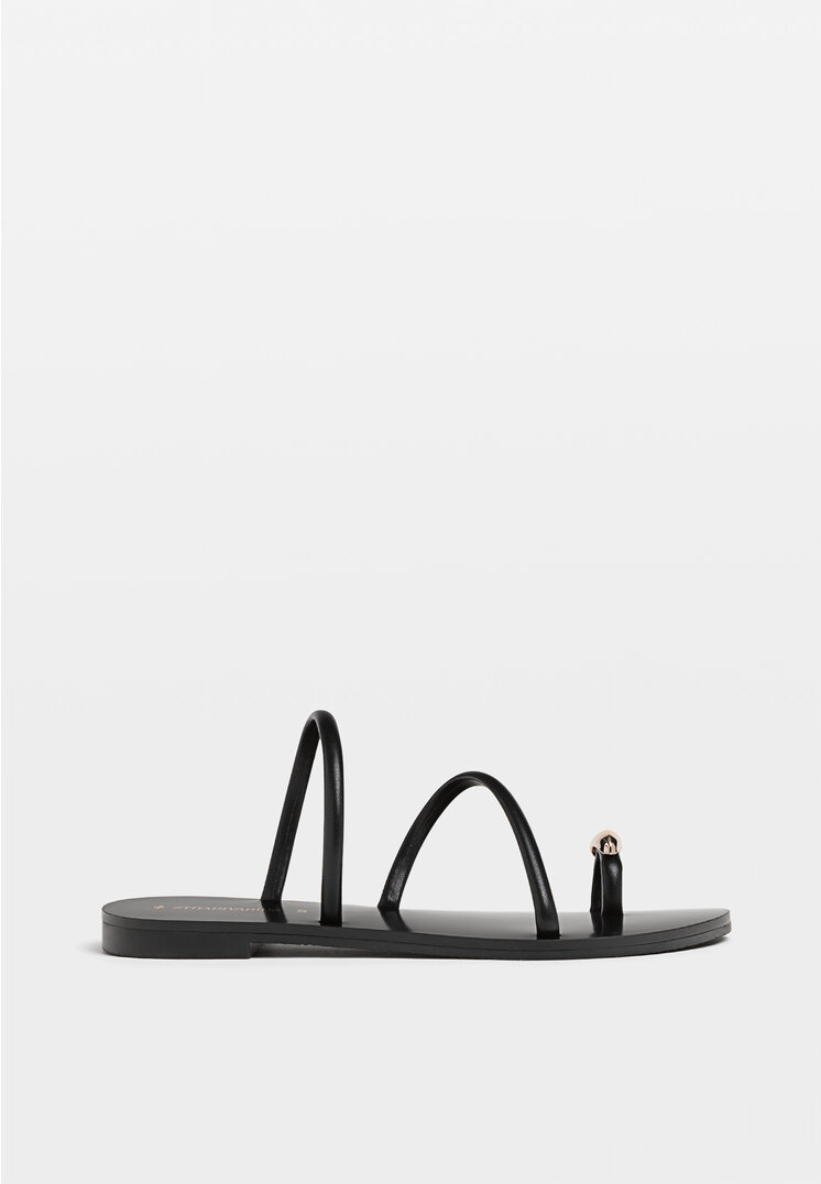 Stradivarius Sandali bassi con dettaglio metallico  NERO  39