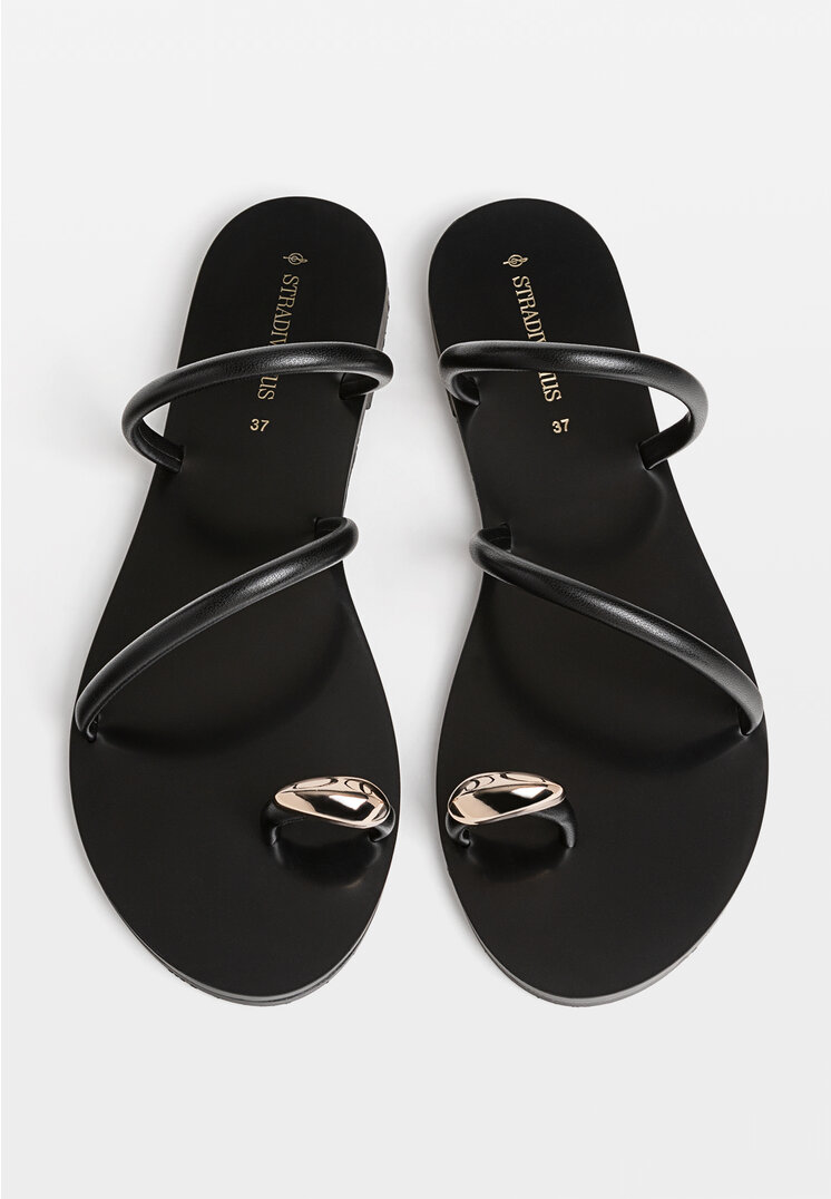 Stradivarius Sandali bassi con dettaglio metallico  NERO  39