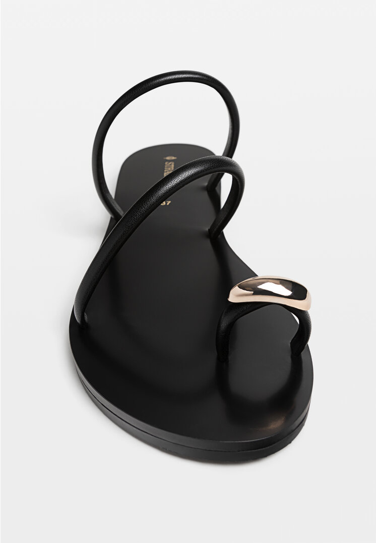 Stradivarius Sandali bassi con dettaglio metallico  NERO  39