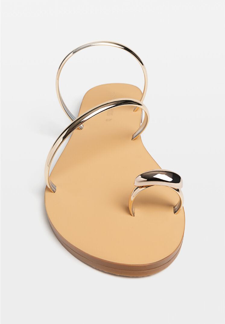 Stradivarius Sandali bassi con dettaglio metallico  ORO 36