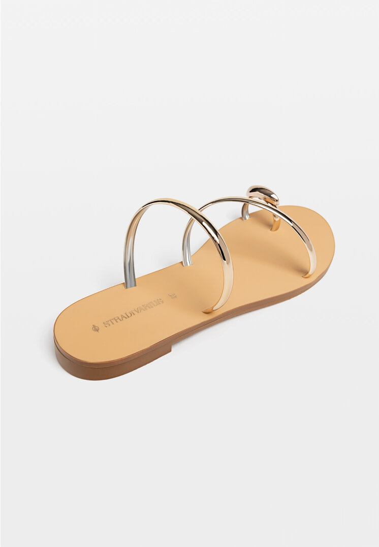 Stradivarius Sandali bassi con dettaglio metallico  ORO 36