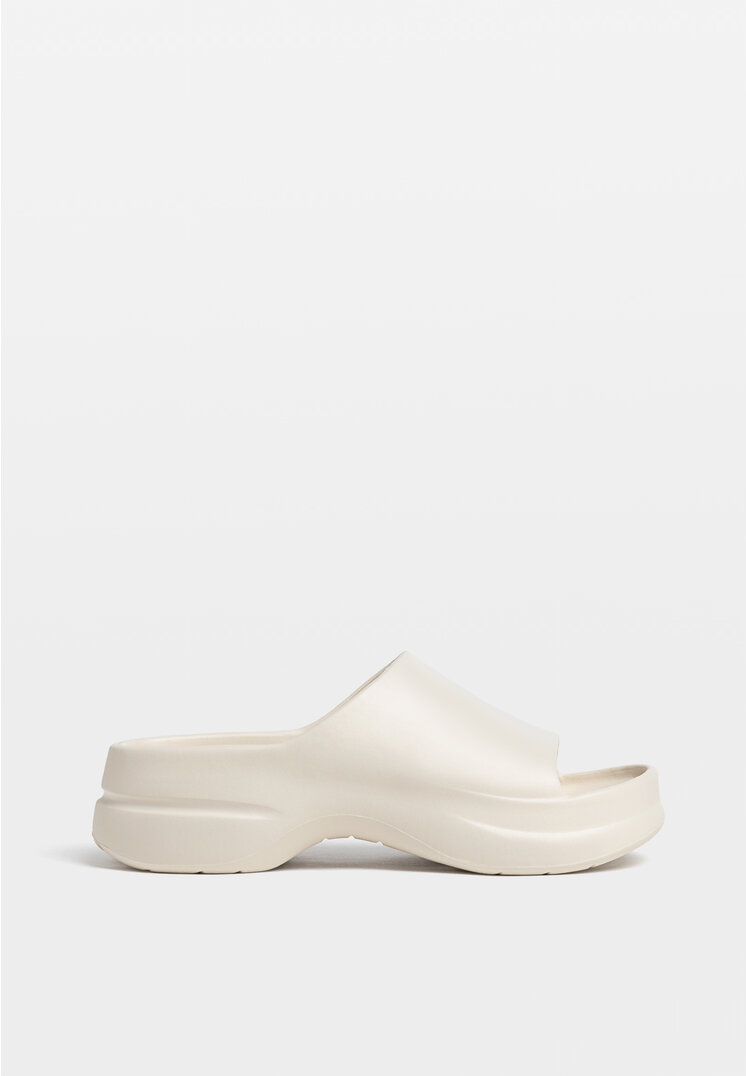 

Stradivarius Gumowane klapki ECRU 36