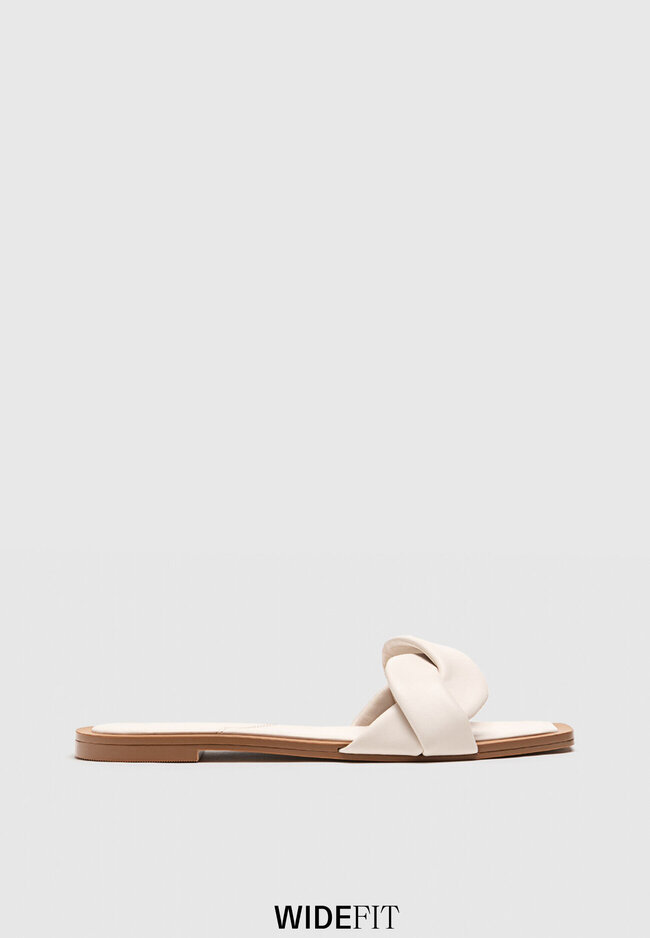 

Stradivarius Flache, geflochtene Sandalen NATUR 40