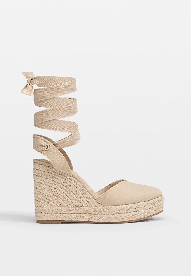 

Stradivarius Buty na koturnie z juty z wiązaniem BEŻOWY 40