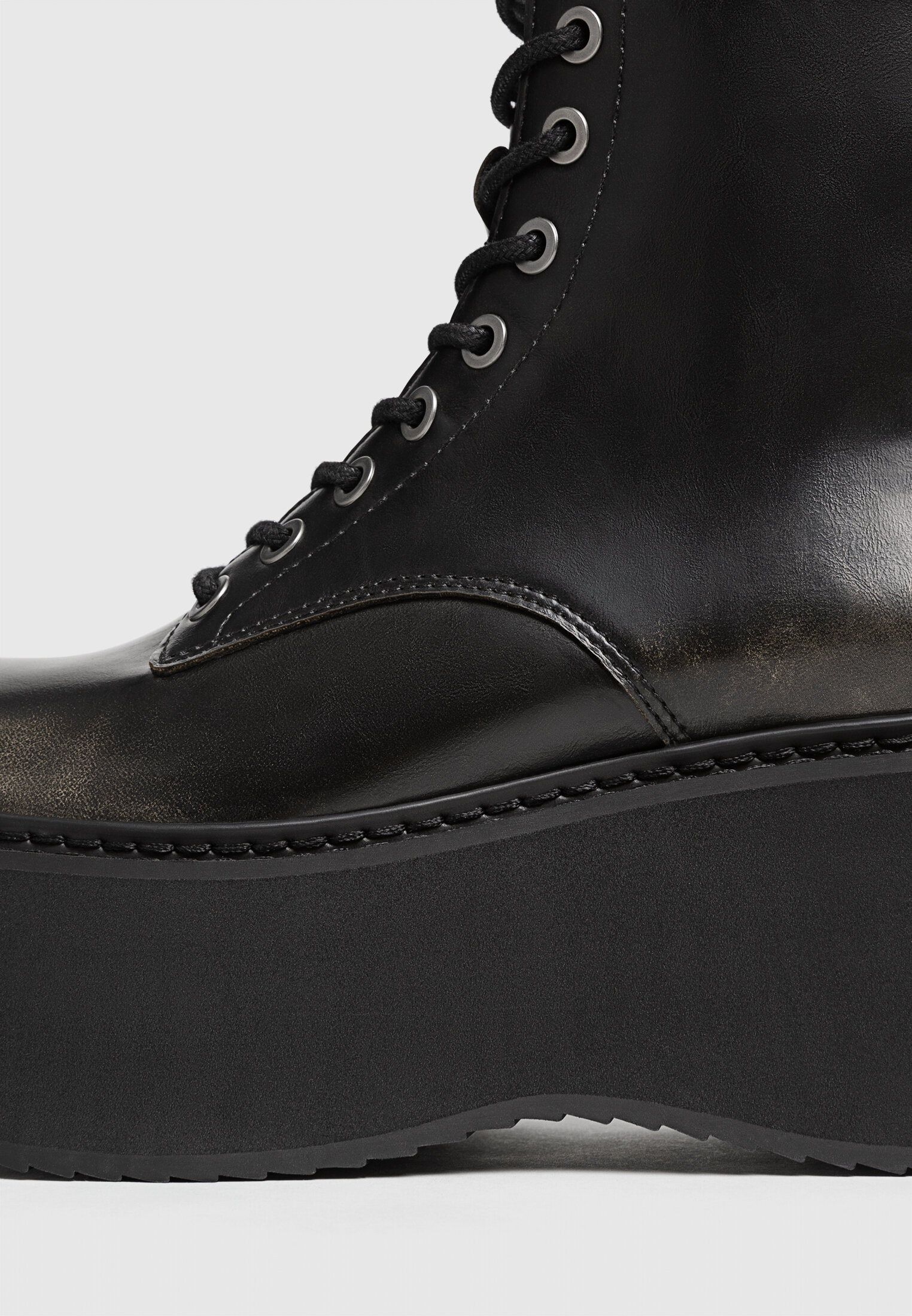 Lace up flatform ankle boots