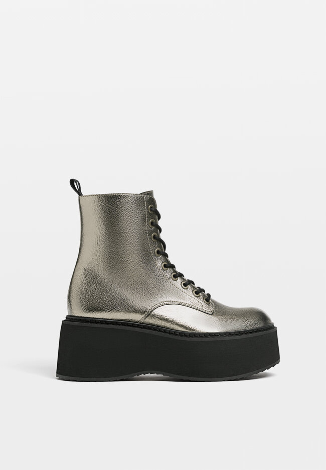 

Stradivarius Geschnürte Stiefeletten mit Flatform-Sohle BLEIGRAU 36