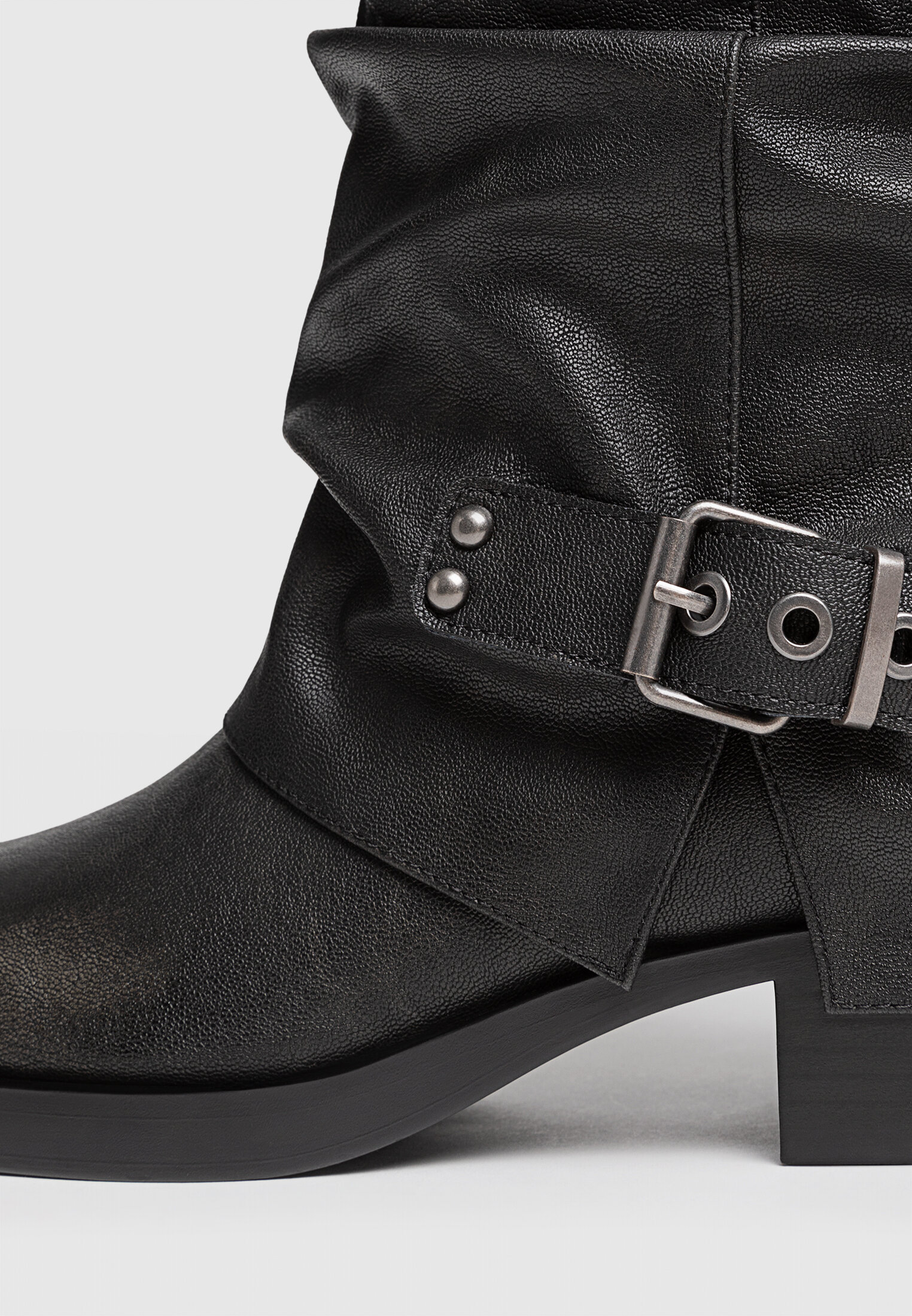 Flat slouchy biker boots Women s fashion Stradivarius Worldwide