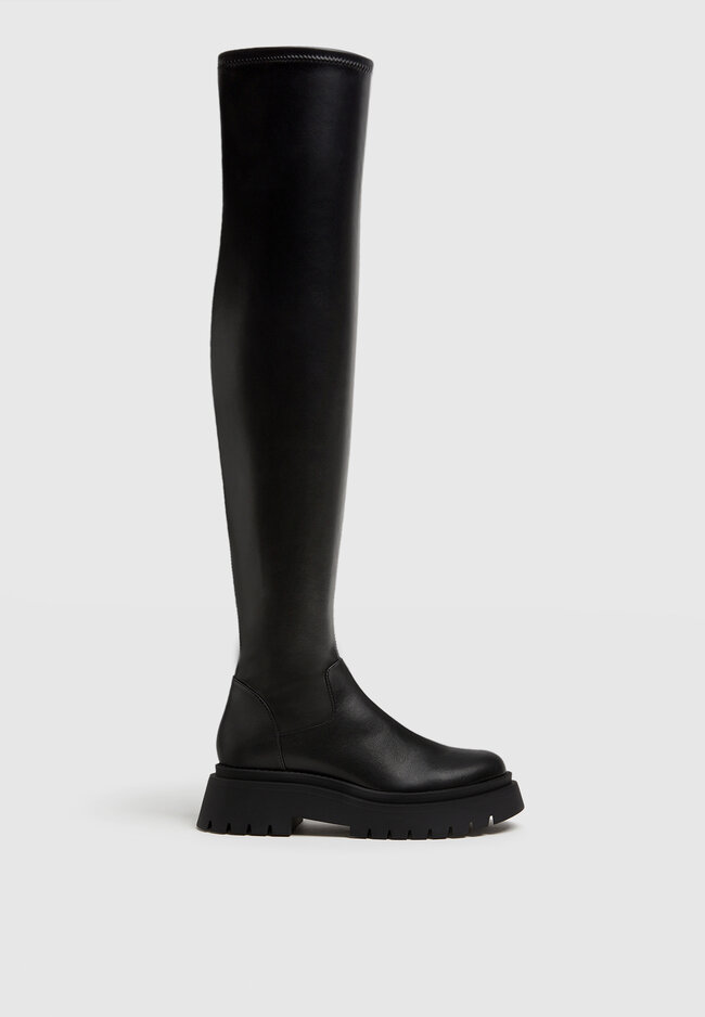 

Stradivarius Flache XL-Stiefel in Schwarz mit Profilsohle SCHWARZ 36