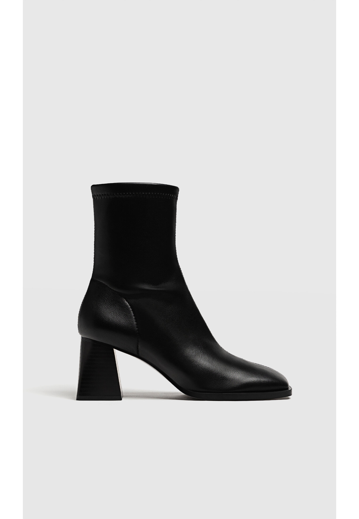 Mid heel boots with stretch legs