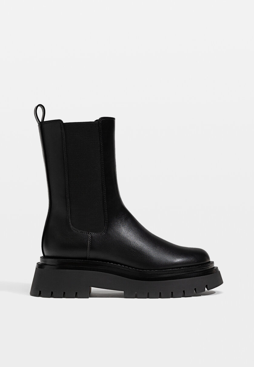 Flat heel store chelsea boots