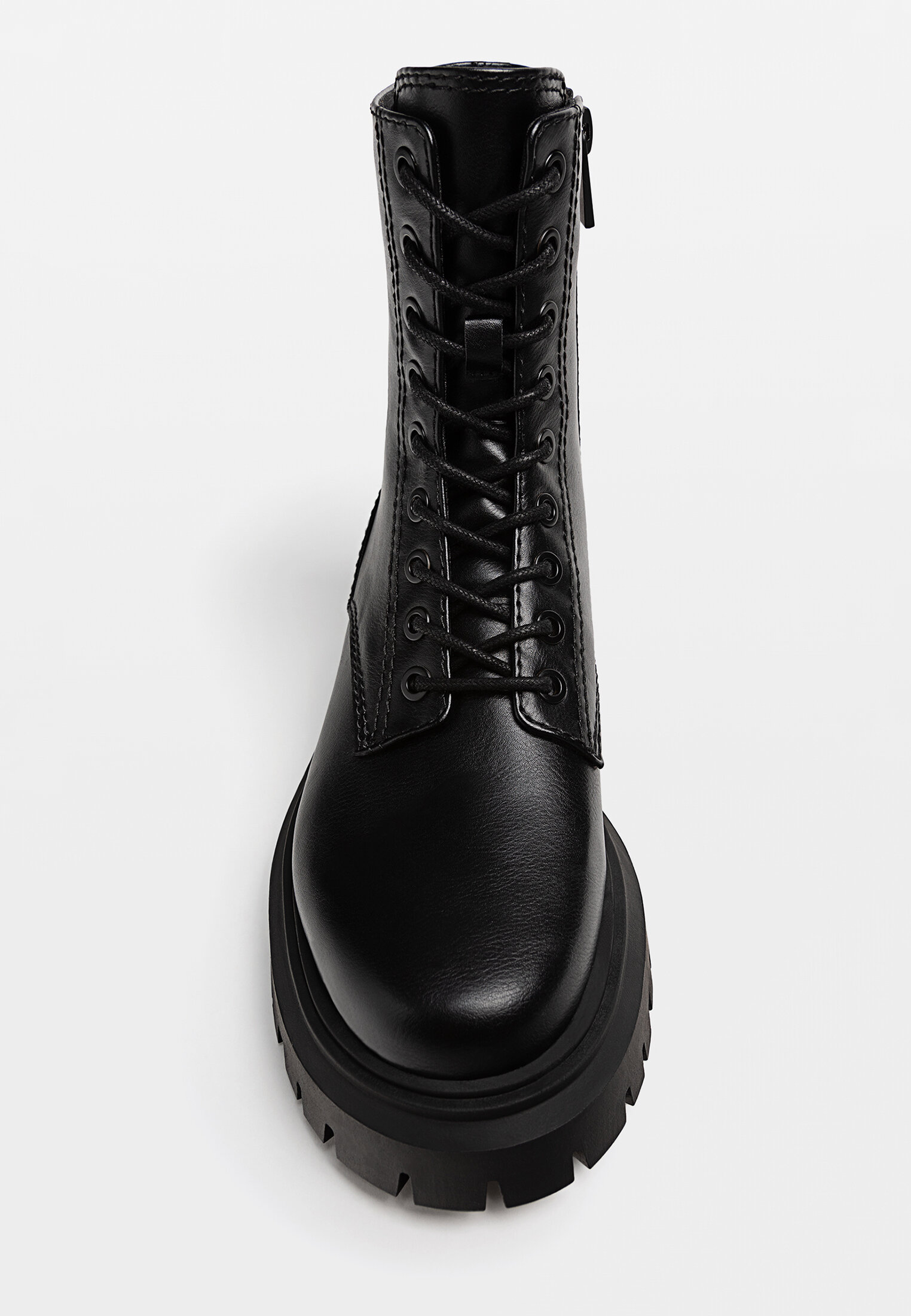 Botines planos acordonados