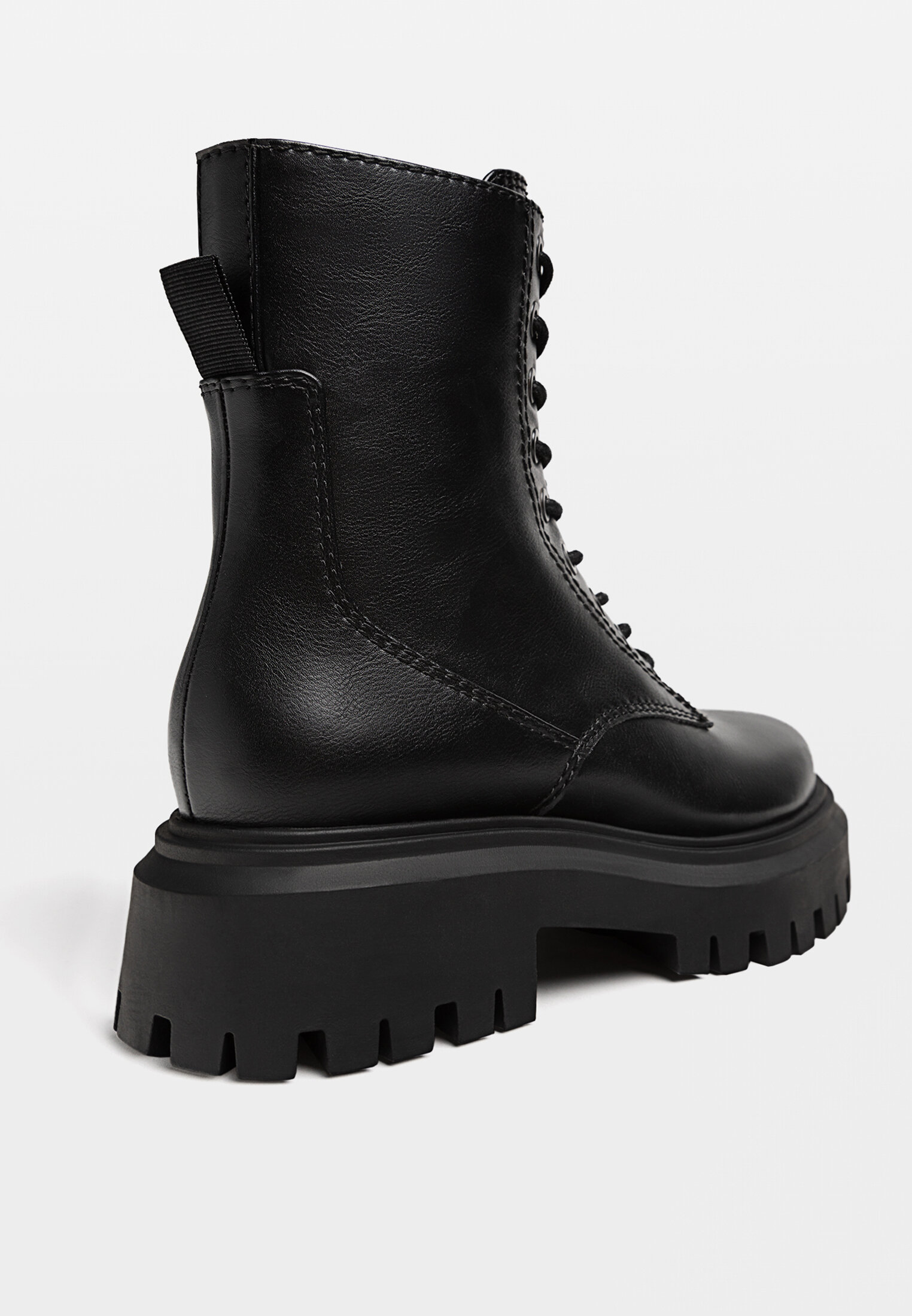 Botines planos acordonados