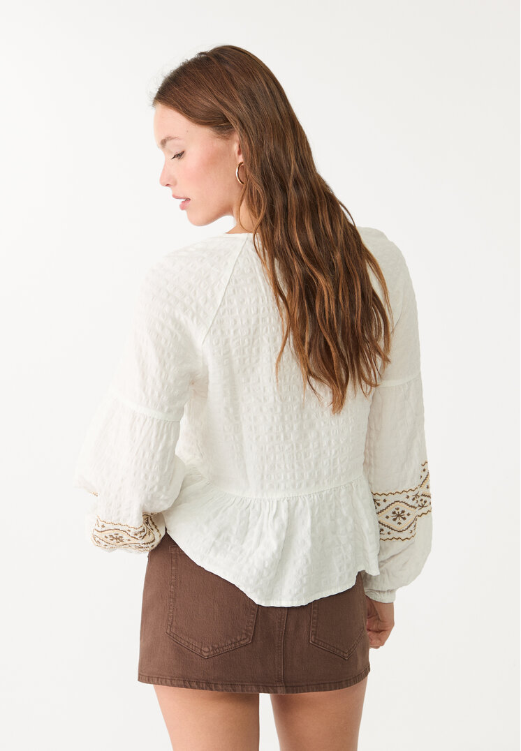 blusa fluida bordados