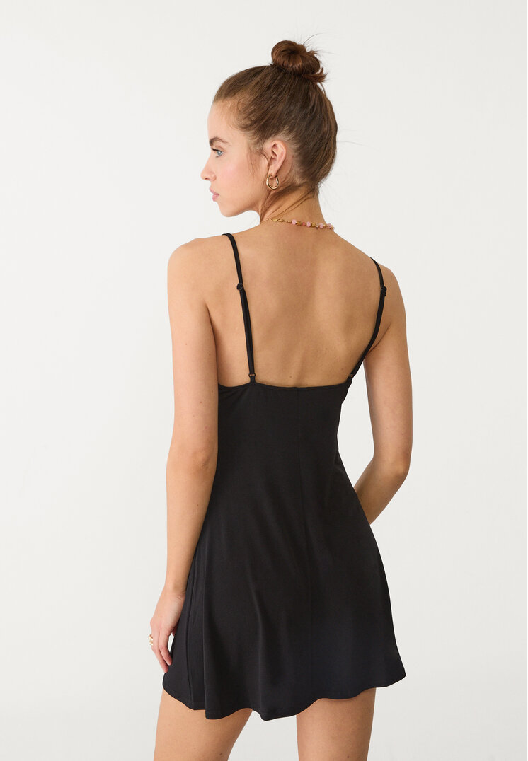 vestido corto escote fluido