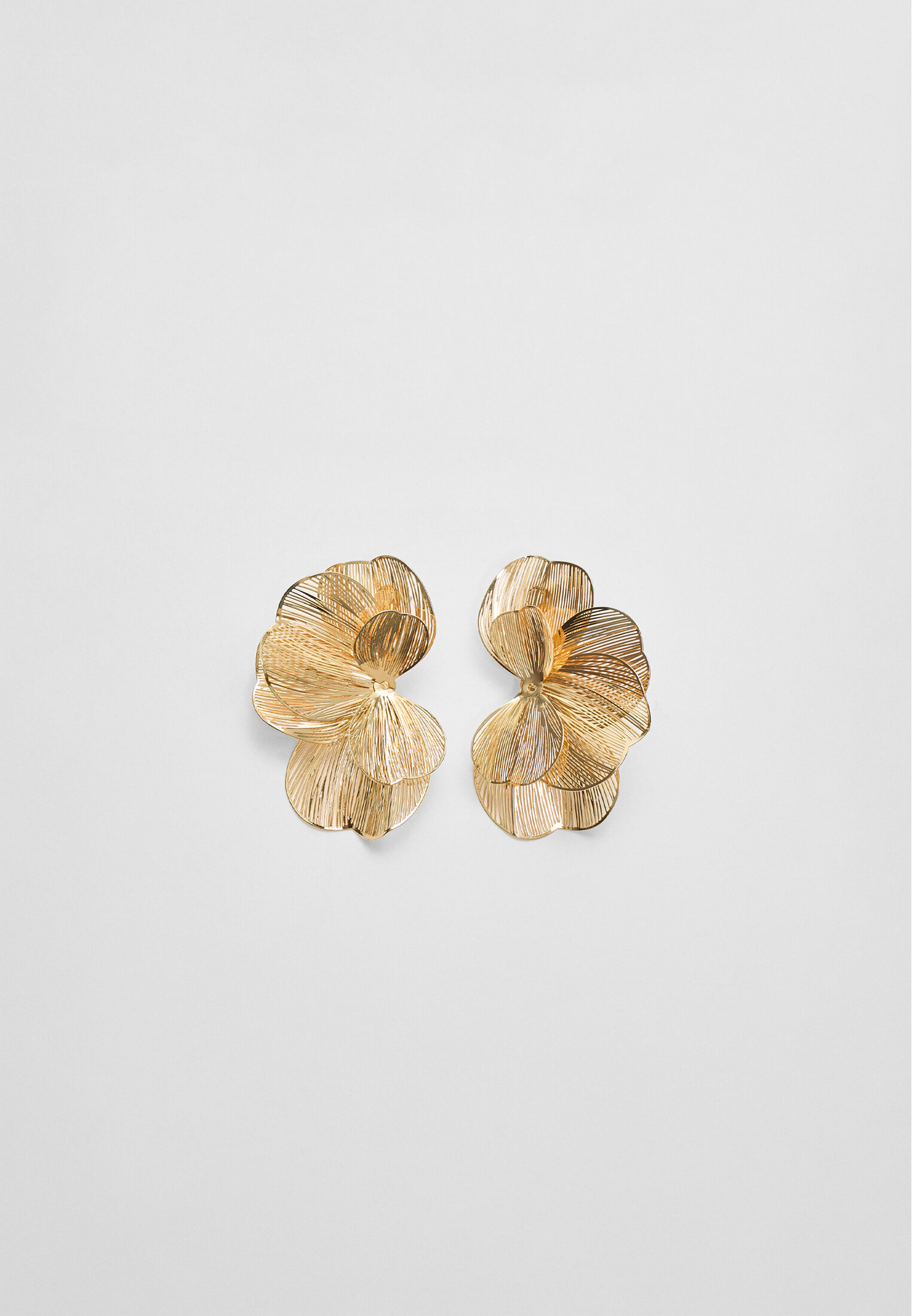 Earring in fan-shaped flower shape with texture