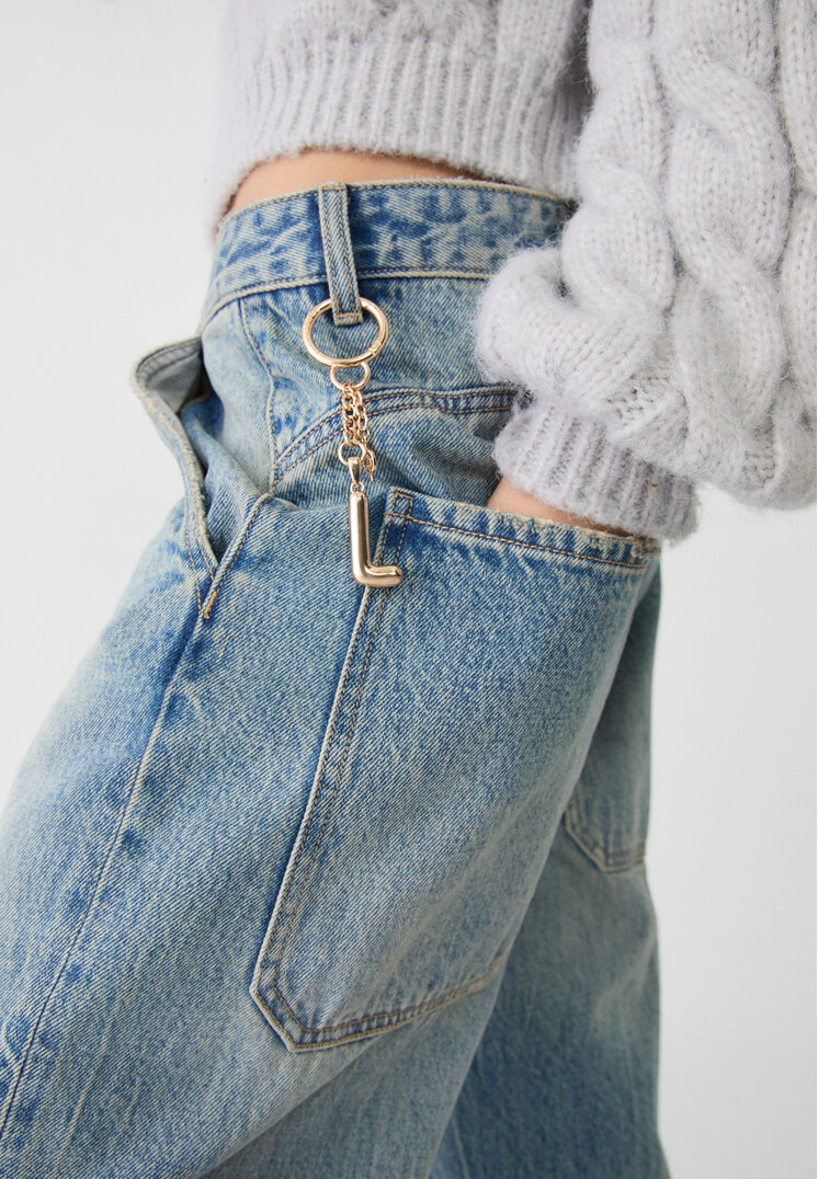 llavero charm inicial