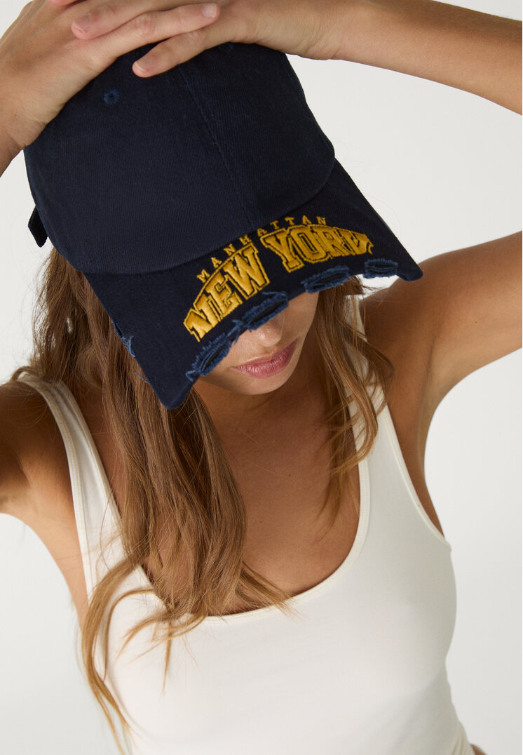 gorra detalle bordado
