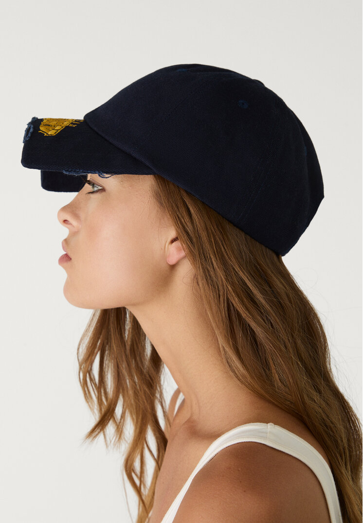 gorra detalle bordado