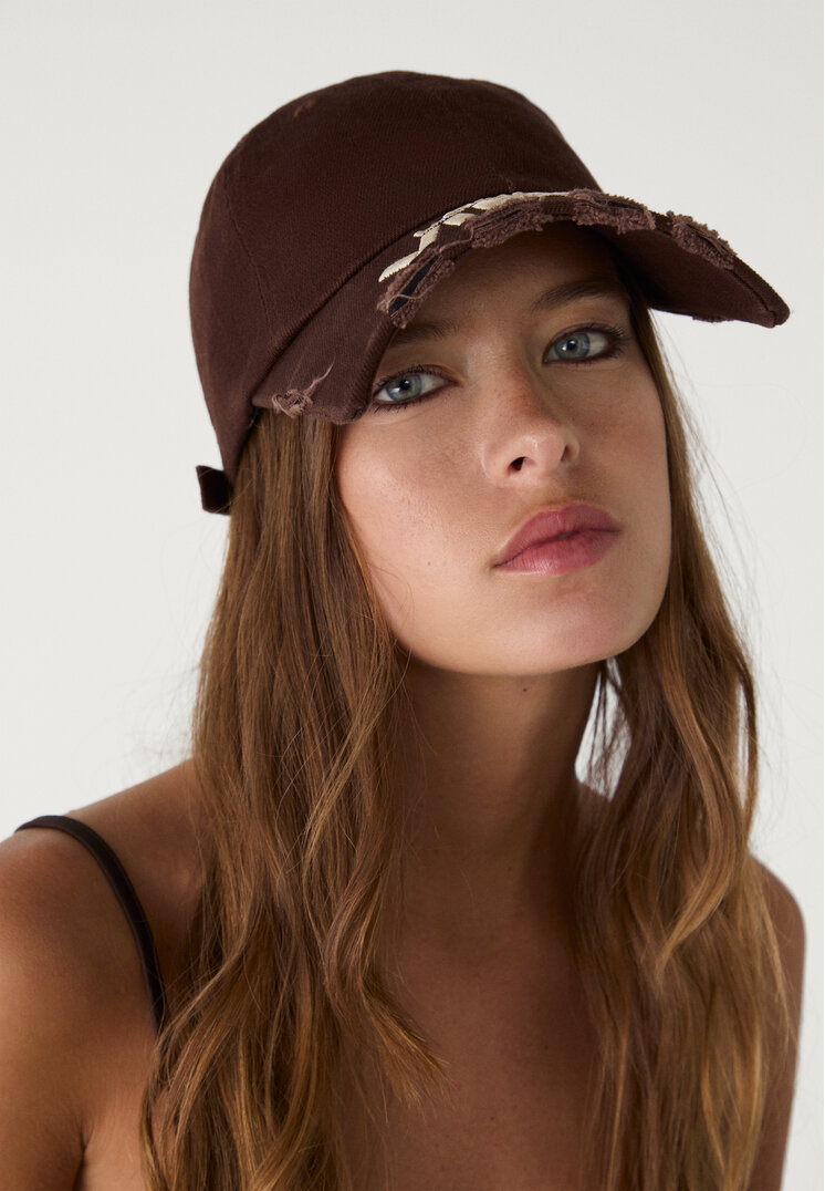 gorra detalle bordado