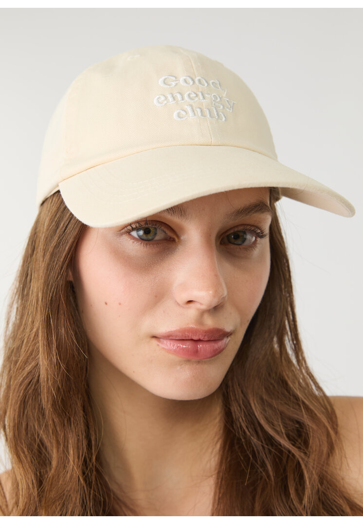 gorra texto bordado