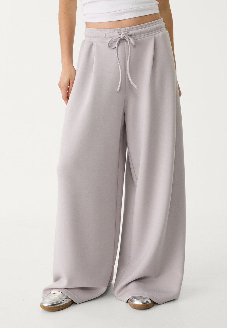 pantalon jogger pliegues tacto suave