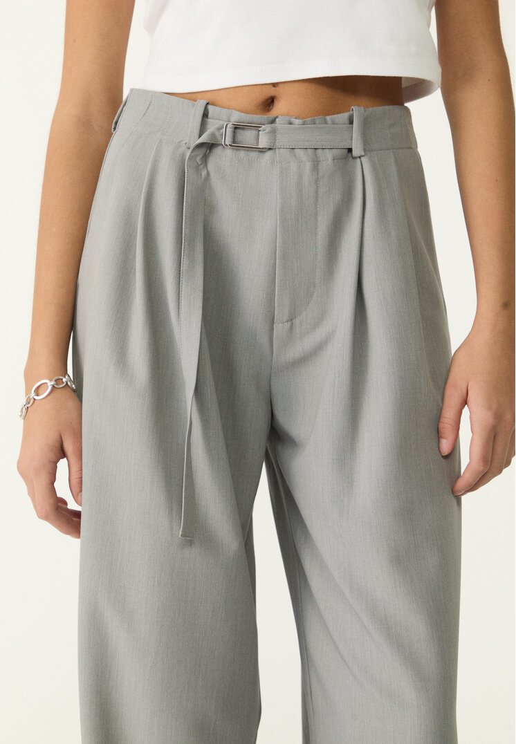 pantalon vestir ancho detalle hebilla