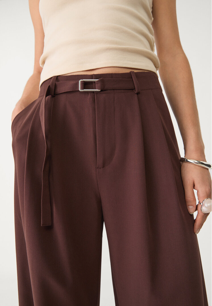 pantalon vestir ancho detalle hebilla