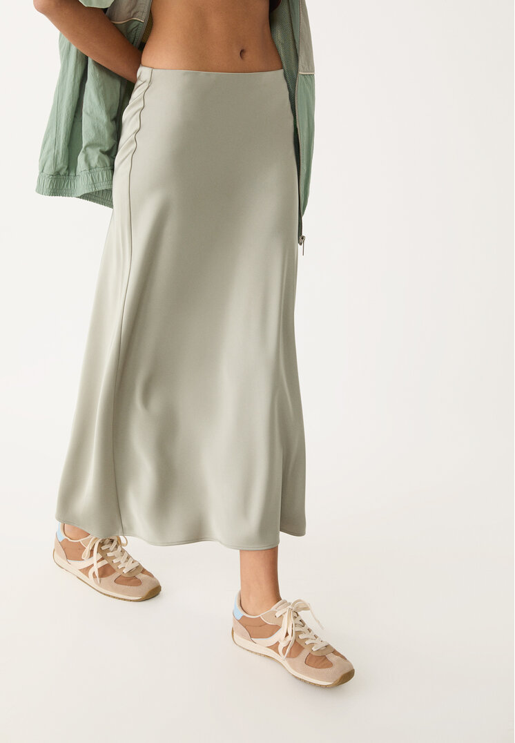 falda midi satinada