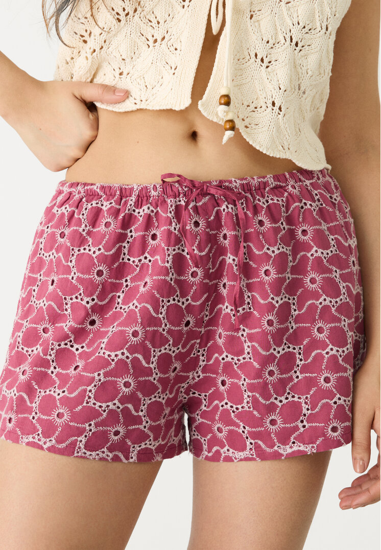 shorts bordado contraste