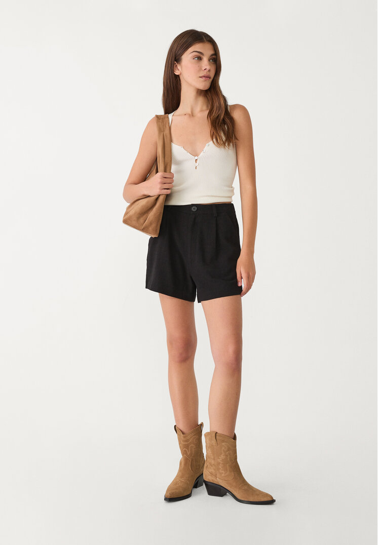 short fluido pliegues con lino